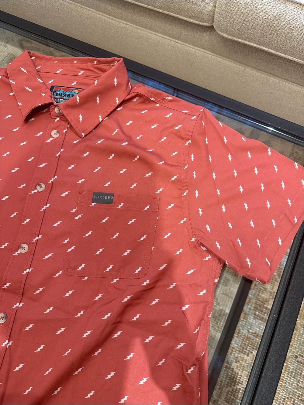 BURLEBO Men's Short-Sleeve Rust Red Button-Down Shirt with White Lightning Print
